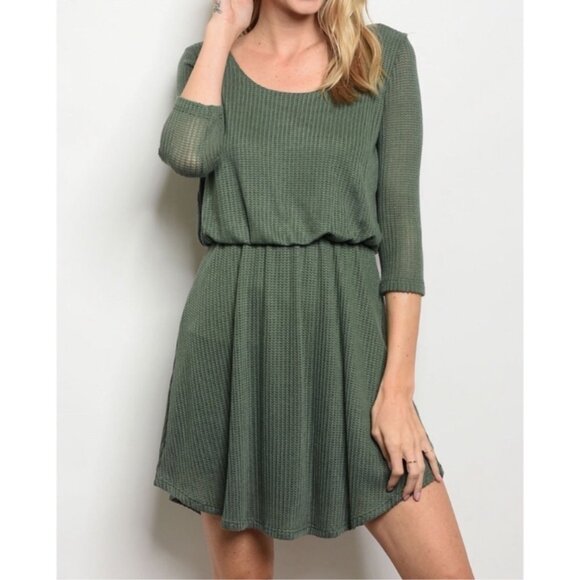 ✨ HOST PICK ✨ Green Button-Back Detailed Mini-Dress - Picture 2 of 4